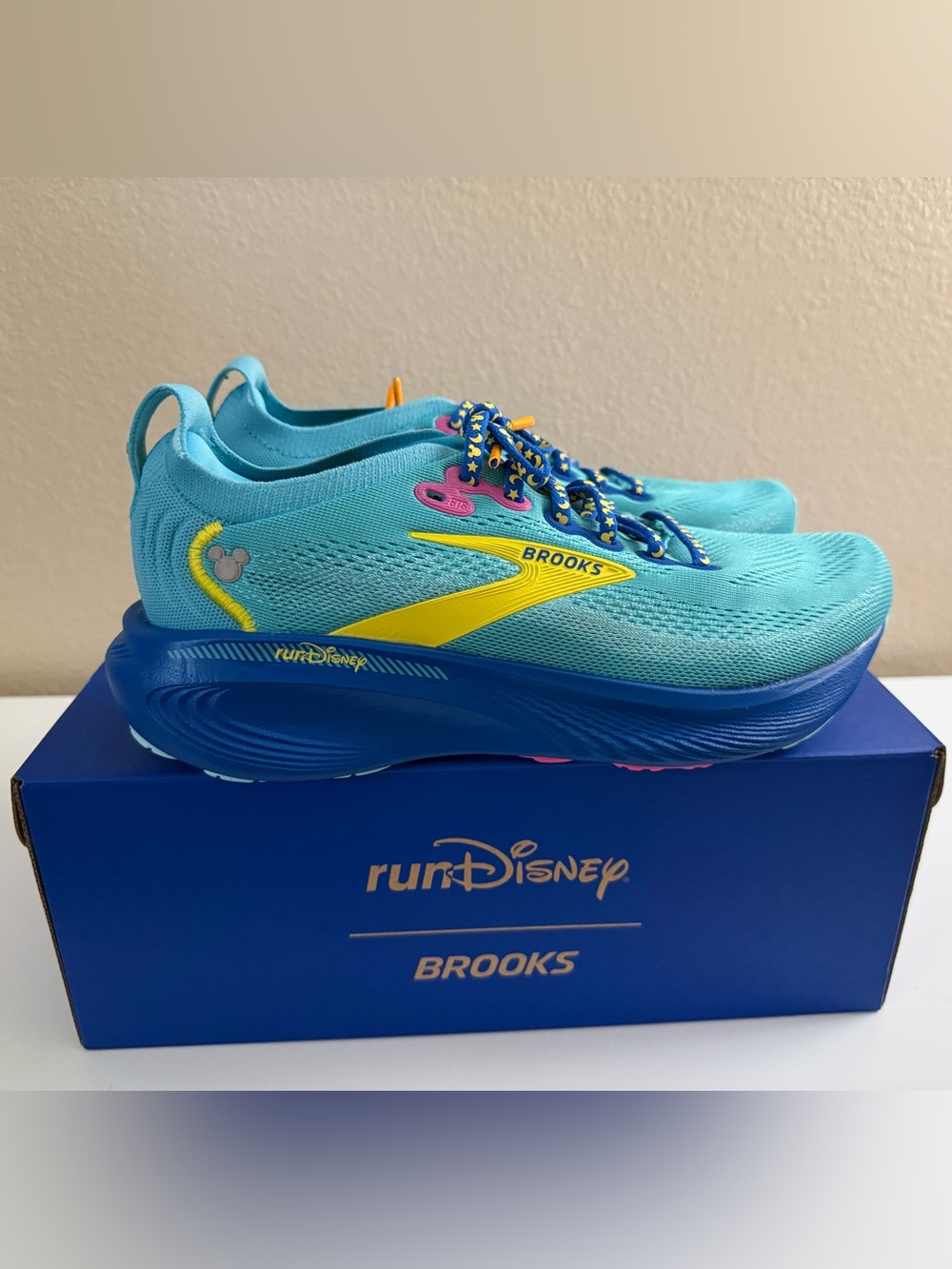 New runDisney brooks Disneyland shoes - Picture 2 of 8